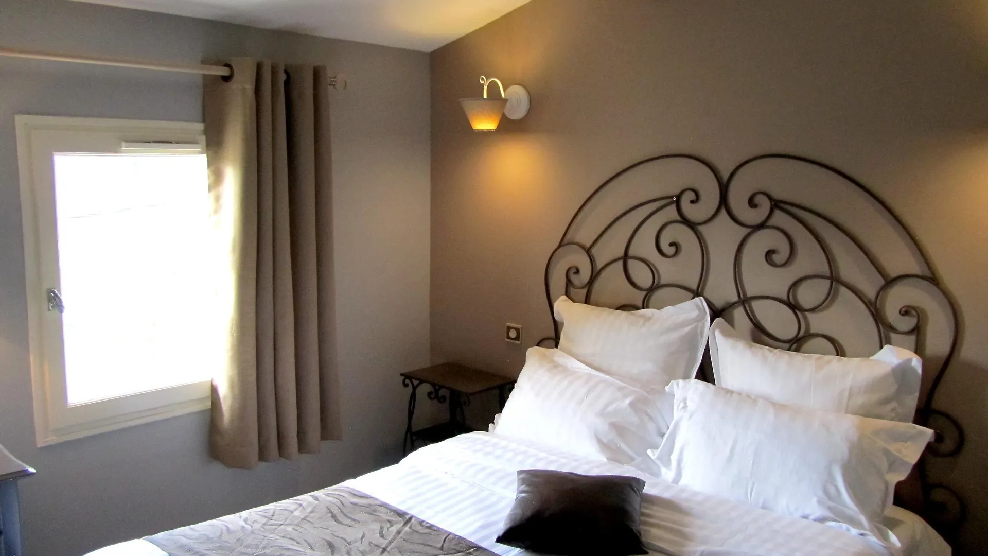 Logis Hotel La Ferme Aviñón